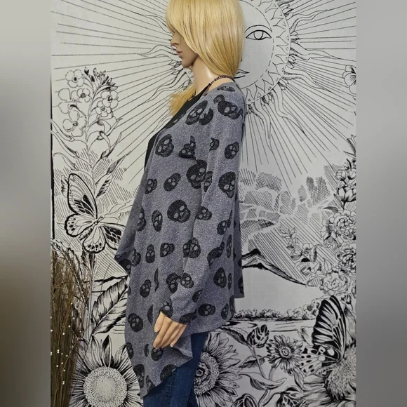EUC Y2K XS Hot Topic Gray Skull Pattern Women's Cardigan Sweater - Picture 6 of 7